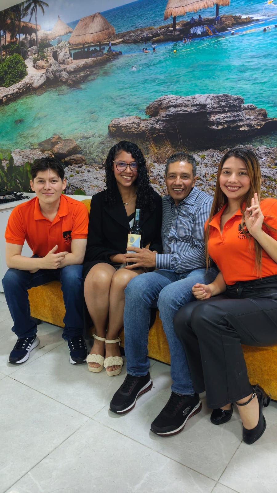 Asesora Link King Travel atendiendo a cliente en oficina de Bogotá